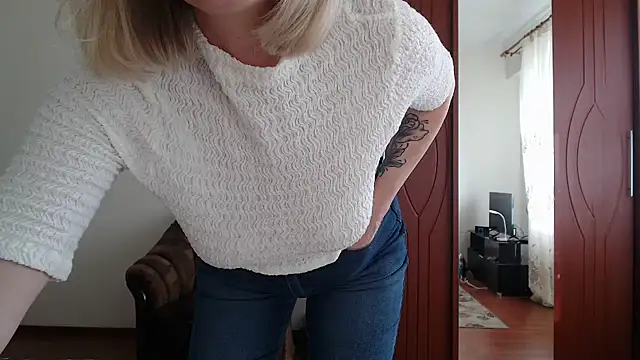 Snapshot of sensualEmilia chatting on 6, 11, 2025 sensualEmilia online show from 6, 11, 2025