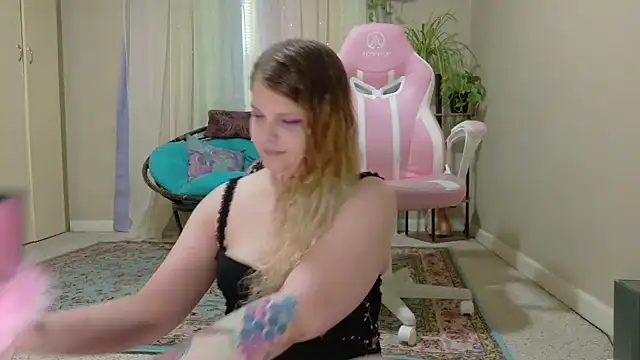 Snapshot of Emihaze chatting on 8, 4, 2026 Emihaze online show from 8, 4, 2026