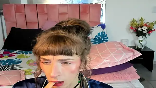 Snapshot of the_queen_aleja chatting on 30, 10, 2025 the queen aleja online show from 30, 10, 2025