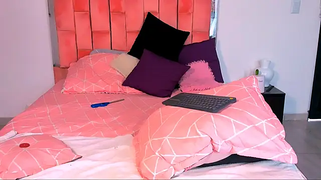 Snapshot of the_queen_aleja chatting on 26, 10, 2025 the queen aleja online show from 26, 10, 2025