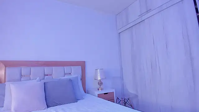 mia hank online show from 12, 4, 2026