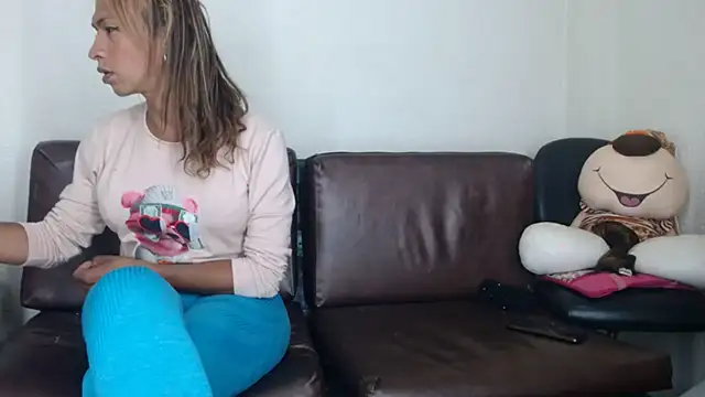 Courtney Valeria online show from 11, 10, 2025