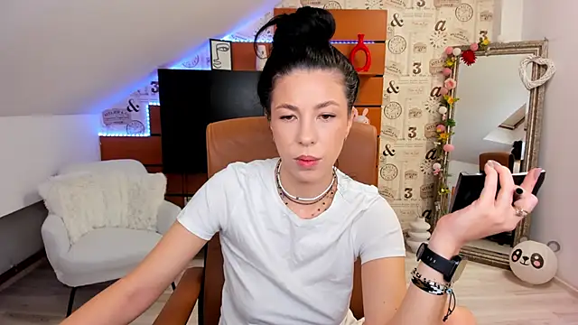 EmillyTaylor online show from 23, 9, 2025