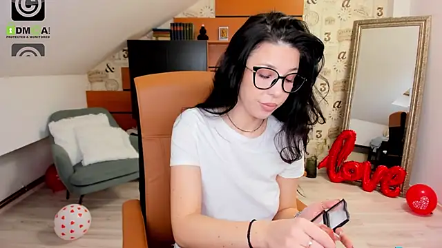 EmillyTaylor online show from 6, 3, 2025