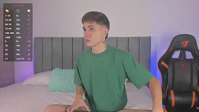 Snapshot of DustinLevine chatting on 4, 12, 2025 DustinLevine online show from 4, 12, 2025