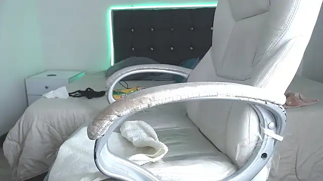 selena yourmilf online show from 13, 12, 2025