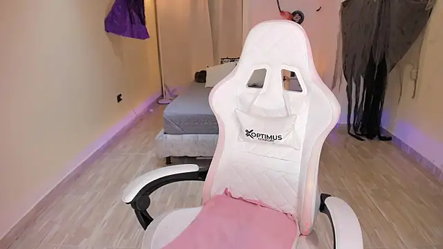 Snapshot of carleee_winter chatting on 24, 10, 2025 carleee winter online show from 24, 10, 2025