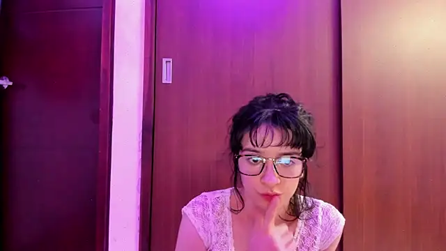 Snapshot of _Lunnaa_ chatting on 15, 3, 2025 Lunnaa online show from 15, 3, 2025