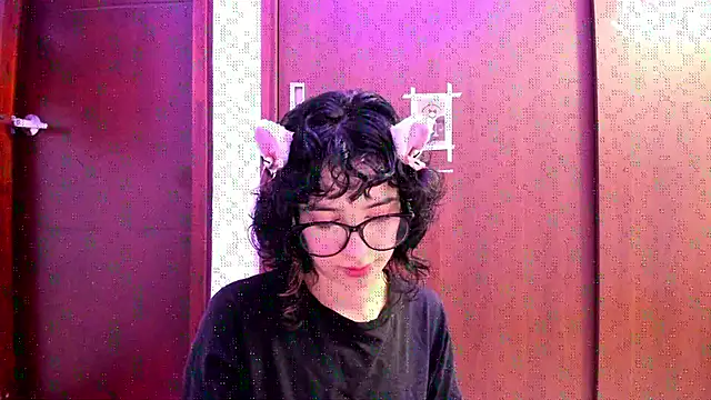 Snapshot of _Lunnaa_ chatting on 7, 11, 2025 Lunnaa online show from 7, 11, 2025