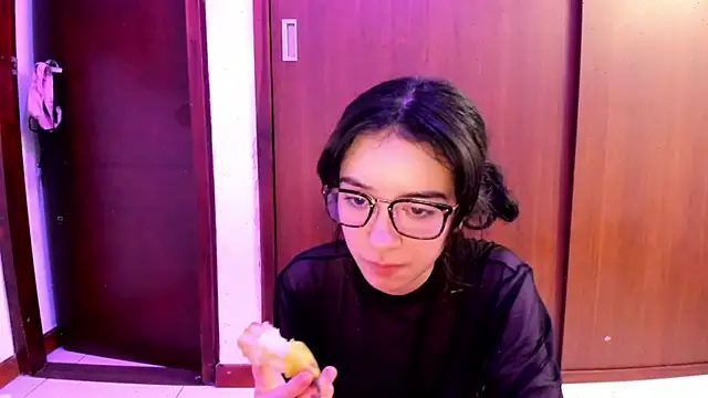 Snapshot of _Lunnaa_ chatting on 2, 2, 2025 Lunnaa online show from 2, 2, 2025