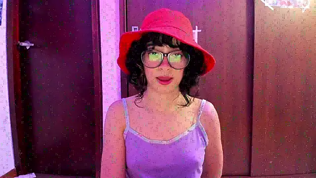 Snapshot of _Lunnaa_ chatting on 12, 10, 2025 Lunnaa online show from 12, 10, 2025