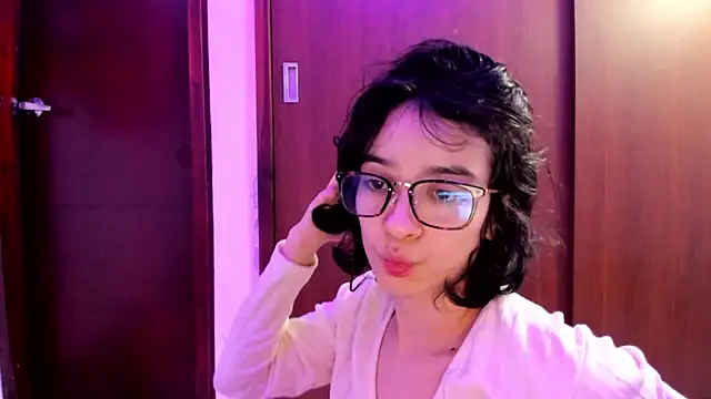 Snapshot of _Lunnaa_ chatting on 1, 1, 2025 Lunnaa online show from 1, 1, 2025