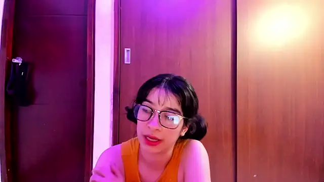 Snapshot of _Lunnaa_ chatting on 17, 12, 2024 Lunnaa online show from 17, 12, 2024