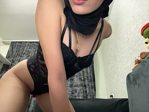 GumusGuray online show from 5, 3, 2025