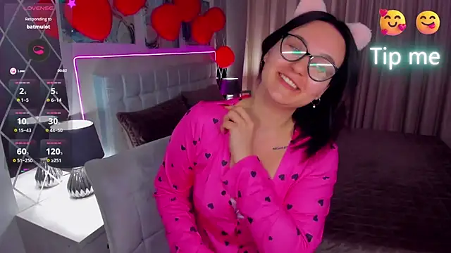 EsterLogan online show from 1, 3, 2025