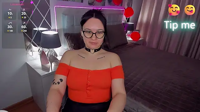 EsterLogan online show from 4, 3, 2025