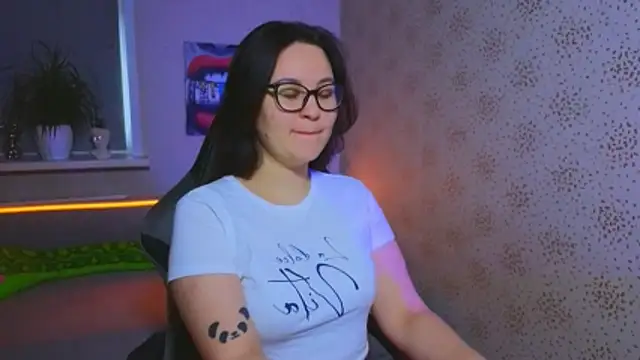 EsterLogan online show from 7, 11, 2025