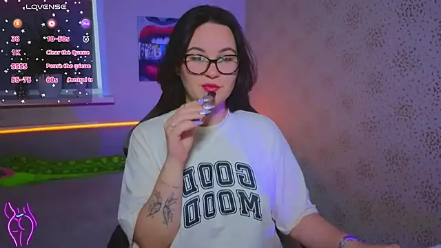 EsterLogan online show from 2, 11, 2025