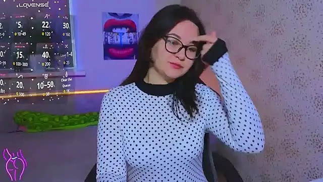 EsterLogan online show from 27, 10, 2025