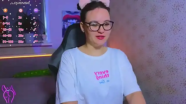 EsterLogan online show from 28, 9, 2025