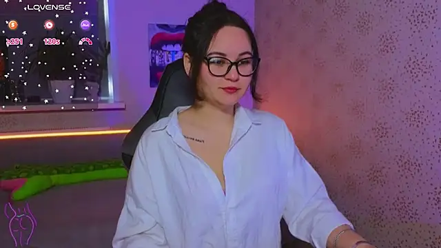 EsterLogan online show from 15, 10, 2025