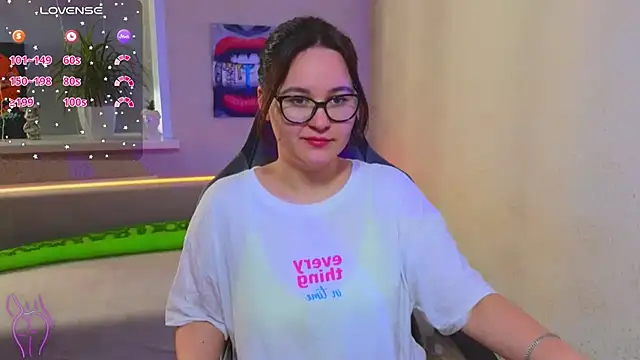 EsterLogan online show from 13, 9, 2025