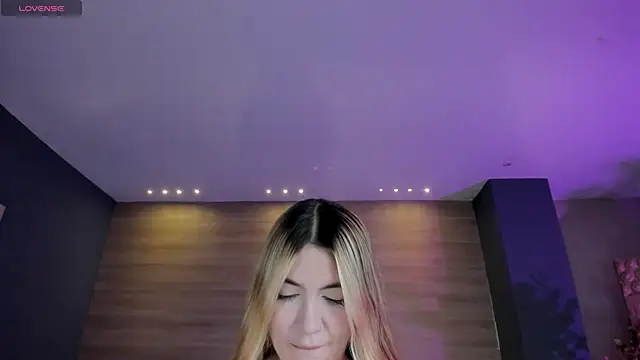 NiaHolland online show from 22, 4, 2026