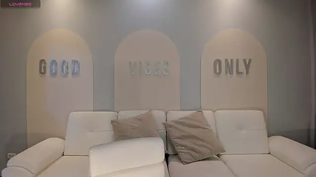 NiaHolland online show from 12, 10, 2025