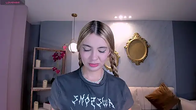 NiaHolland online show from 12, 9, 2025