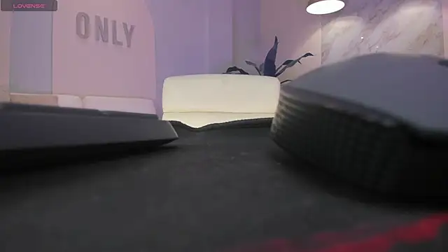 NiaHolland online show from 14, 12, 2025