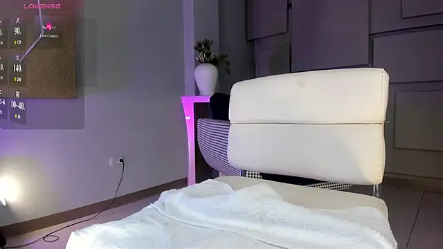 NiaHolland online show from 13, 12, 2025