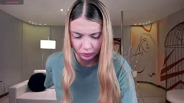 NiaHolland online show from 5, 5, 2026
