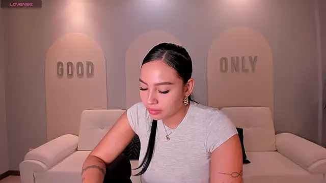 MollyJones  online show from 17, 6, 2026