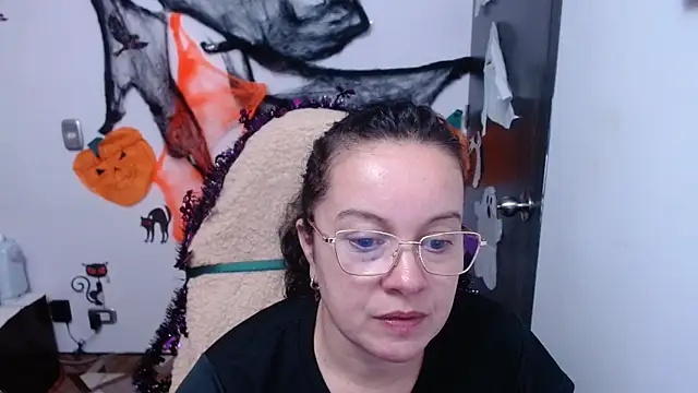 Sonialorens  online show from 30, 10, 2025