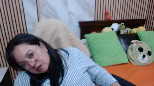 Sonialorens  online show from 25, 9, 2025