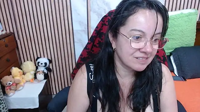 Sonialorens  online show from 4, 10, 2025