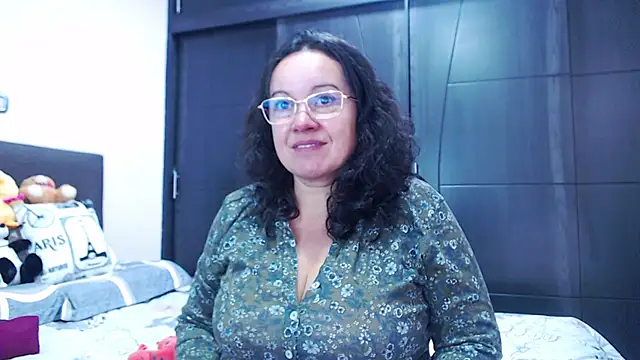 Sonialorens  online show from 9, 9, 2025