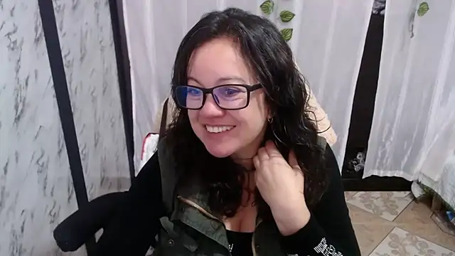 Sonialorens  online show from 5, 3, 2025