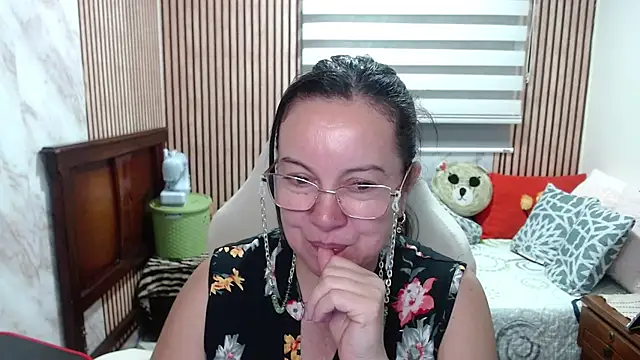 Sonialorens  online show from 4, 5, 2026