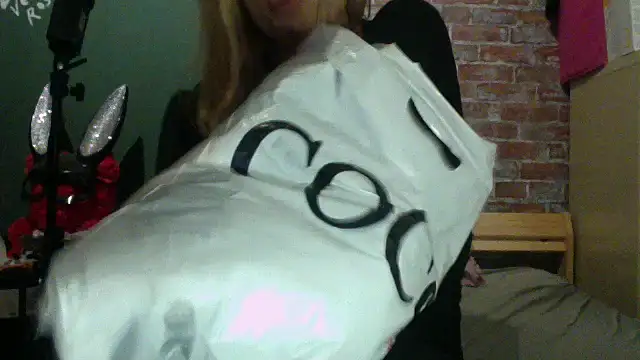 Lisavontease online show from 28, 11, 2025