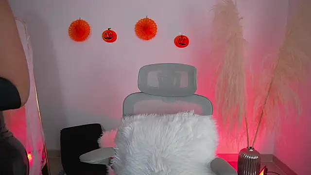 LaraBaker online show from 31, 10, 2025