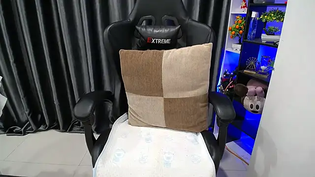 Yuki-yio online show from 4, 10, 2025