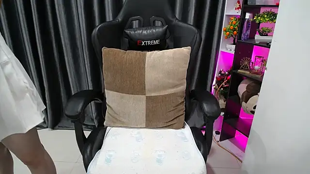 Yuki-yio online show from 15, 9, 2025