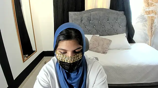 Snapshot of anissa- chatting on 8, 3, 2025 anissa- online show from 8, 3, 2025