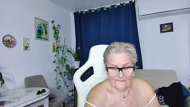 Selenna57 online show from 10, 4, 2026