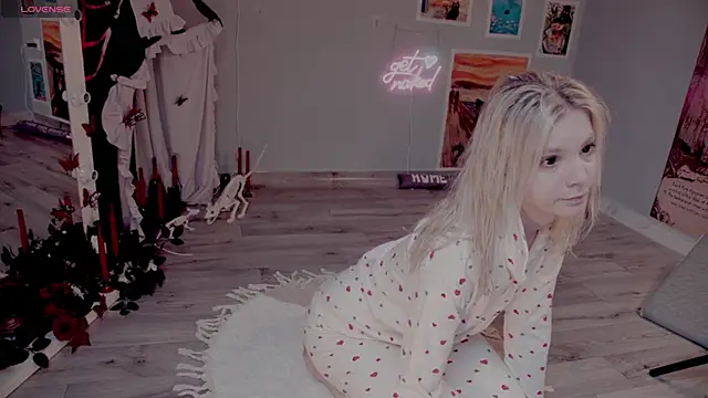 Snapshot of Careful_i_bite chatting on 6, 11, 2025 Careful i bite online show from 6, 11, 2025