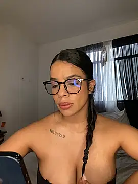 Snapshot of trianawhite chatting on 7, 6, 2026 trianawhite online show from 7, 6, 2026