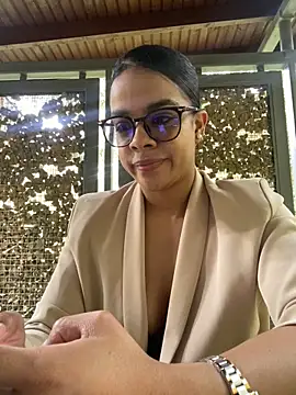 trianawhite online show from 15, 4, 2026