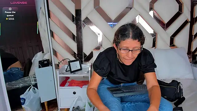 Keyla Milf online show from 19, 12, 2025