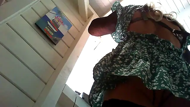 Snapshot of KatiaEnFeu chatting on 7, 10, 2025 KatiaEnFeu online show from 7, 10, 2025